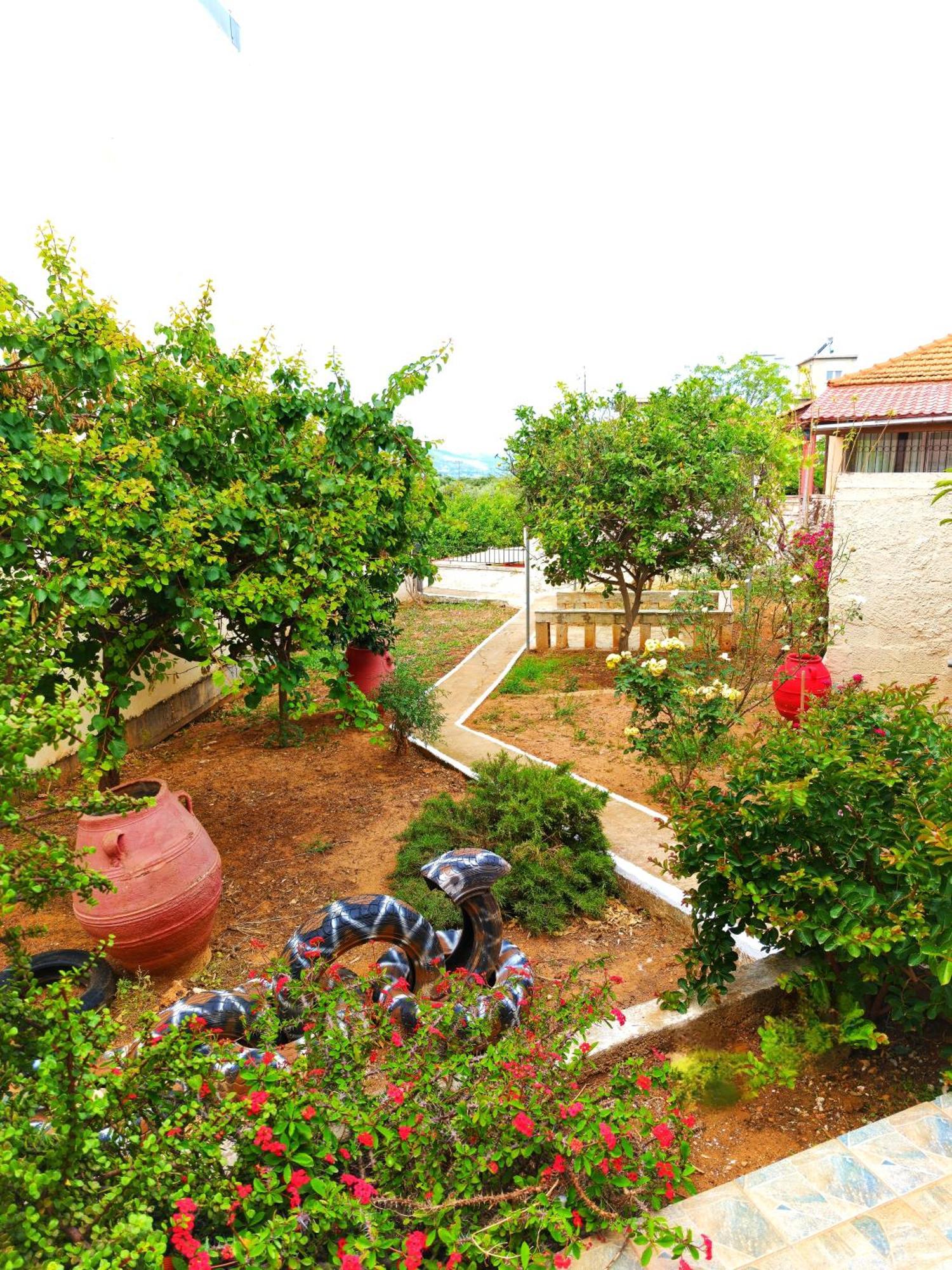 Village House With A Nice Garden Stérnai Rum bild